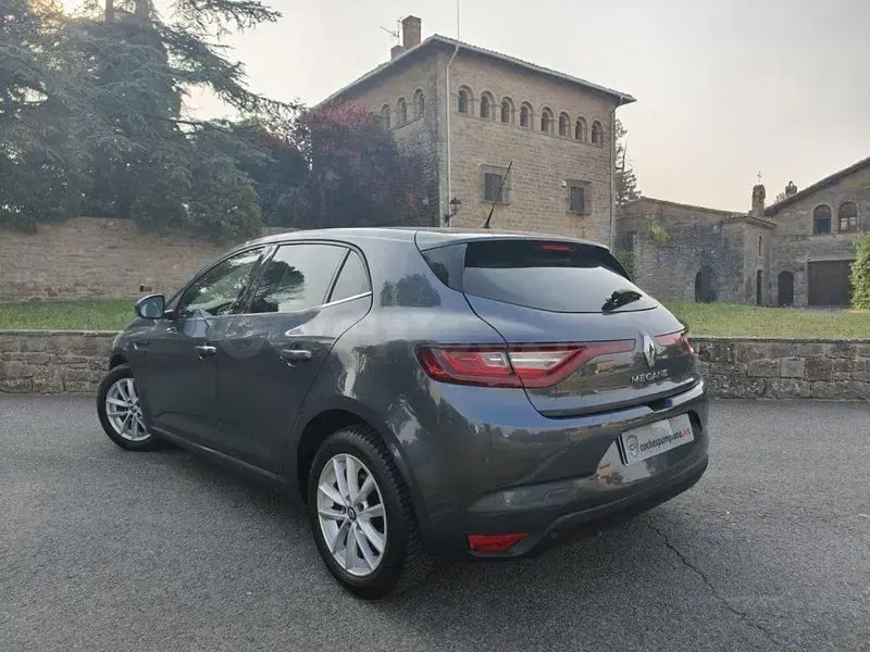 Usado Renault Mégane IV Life 90 CV (66 kW) 2017 Gris / plata Berlina