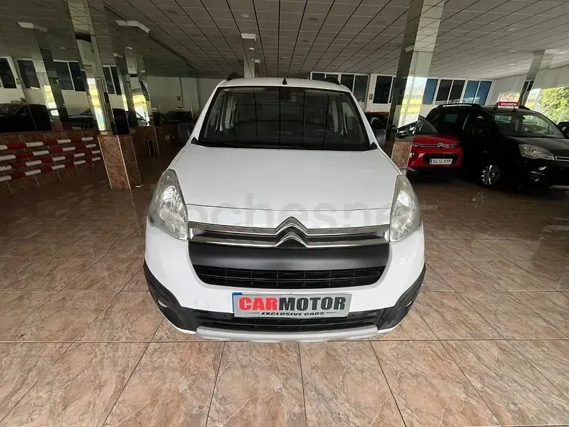Käytetty Citroën Berlingo Feel 110 HP (80 kW) 2017 Valkoinen Tila-auto