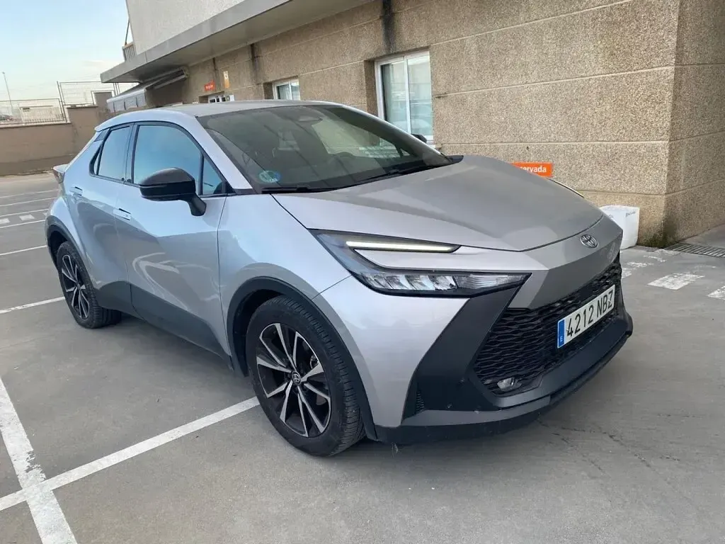 Usado Toyota C-HR Advance 140 CV (102 kW) 2025 Plata SUV