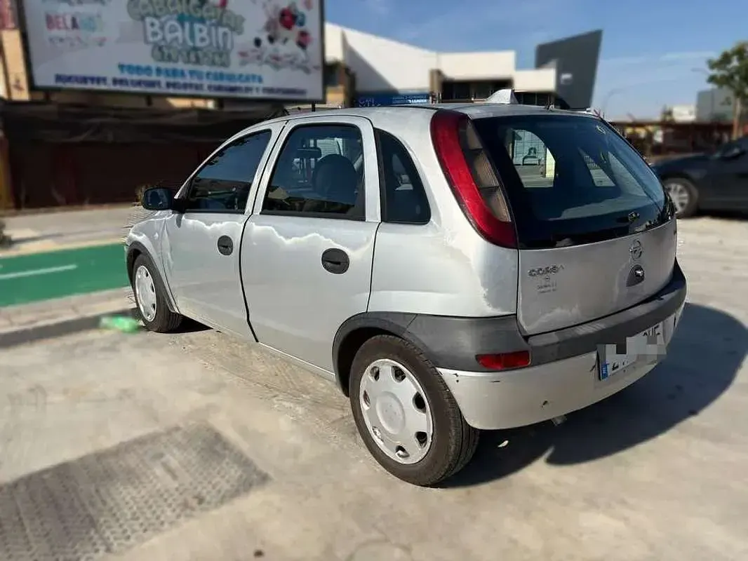 Usado Opel Corsa 65 CV (47 kW) 2003 Gris Utilitario
