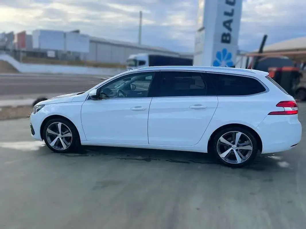Usado Peugeot 308 Allure 131 CV (96 kW) 2019 Blanco Utilitario