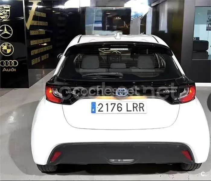 Usado Toyota Yaris Hybrid Business Edition 116 CV (85 kW) 2021 Blanco Berlina