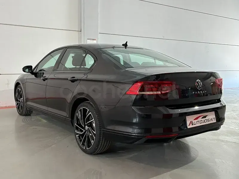 Usado VW Passat 122 CV (89 kW) 2021 Gris / plata Berlina