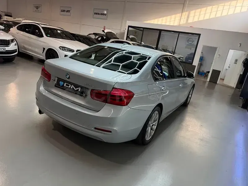 Usado BMW 318 Comfort Edition 150 CV (110 kW) 2016 Gris / plata Berlina