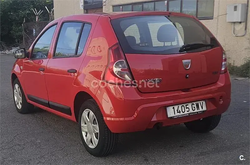Usado Dacia Sandero Lauréate 70 CV (51 kW) 2010 Rojo Berlina
