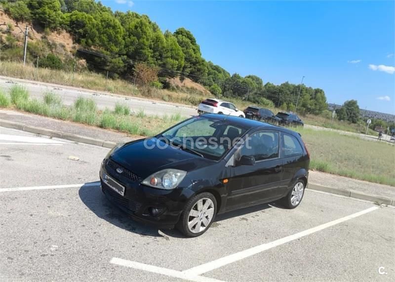 Negro Usado 2007 Ford Fiesta Ambiente Utilitario | 2495 € (Precio justo) - Imagen 1/4