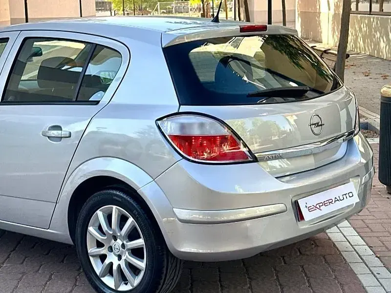 Usado Opel Astra Enjoy 105 CV (77 kW) 2004 Gris / plata Berlina