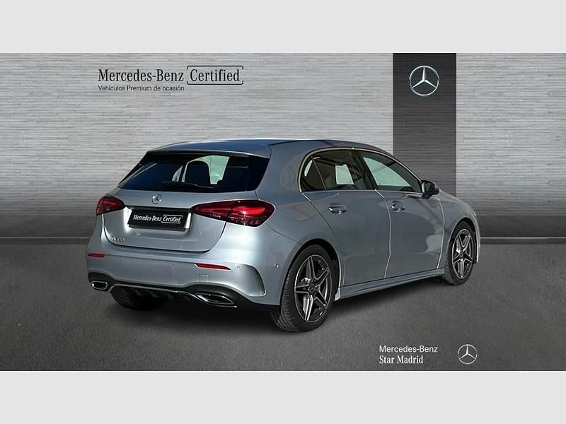 Usado Mercedes A180 136 CV (100 kW) 2025 Gris / plateado Berlina