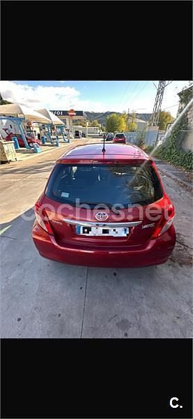 Usado Toyota Yaris Connect Style 101 CV (74 kW) 2012 Rojo Berlina