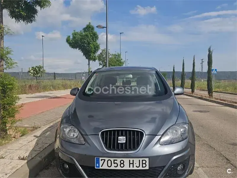 Usado Seat Altea Reference 105 CV (77 kW) 2012 Gris / plata Monovolumen