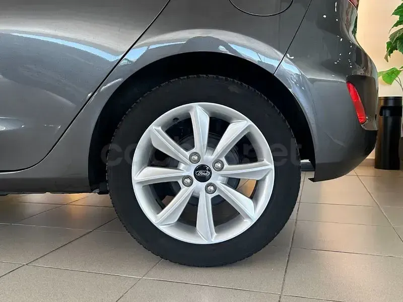 Usado Ford Fiesta Trend 100 CV (73 kW) 2019 Gris / plata Utilitario