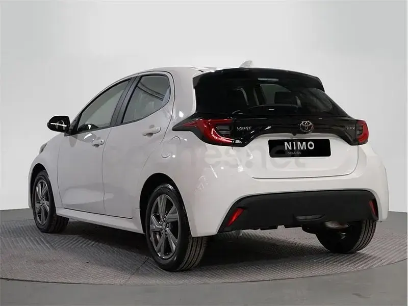 Usado Toyota Yaris Hybrid Active 116 CV (85 kW) 2025 Blanco Berlina