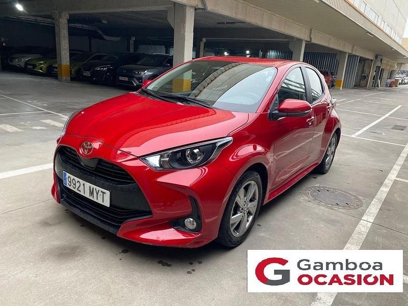 Usado Toyota Yaris Hybrid Active 116 CV (85 kW) 2025 Rojo