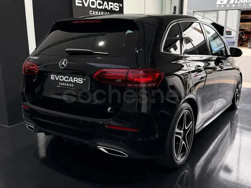 Usado Mercedes B200 163 CV (119 kW) 2022 Negro Utilitario