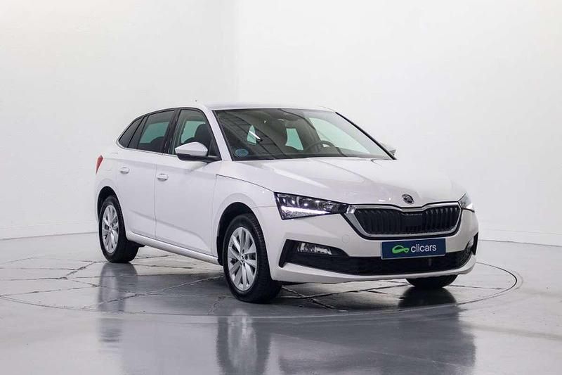 Usado Skoda Scala Selection 116 CV (85 kW) 2023 Blanco Utilitario