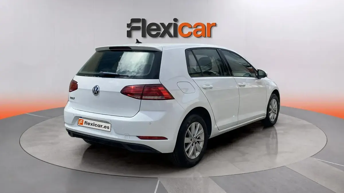 Usado VW Golf VII 110 CV (80 kW) 2018 Blanco Berlina
