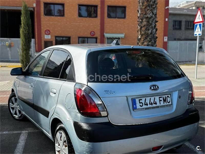 Usado Kia Rio EX 97 CV (71 kW) 2007 Gris / plata Berlina