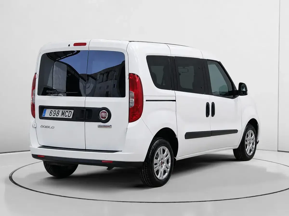 Usado Fiat Doblò 90 CV (66 kW) 2022 Blanco Monovolumen