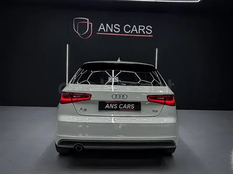 Usado Audi A3 Attraction 105 CV (77 kW) 2014 Blanco Berlina