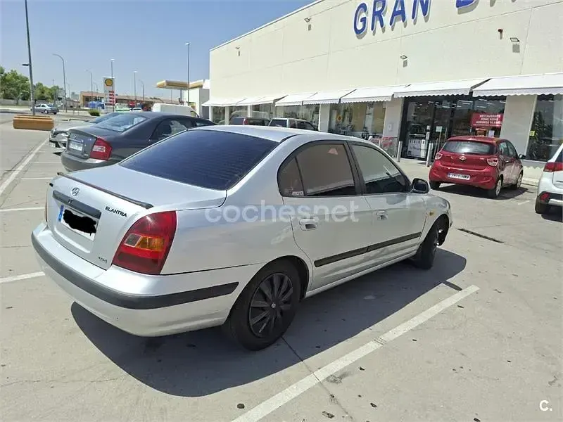 Usado Hyundai Elantra GLS 112 CV (82 kW) 2003 Gris / plata Berlina