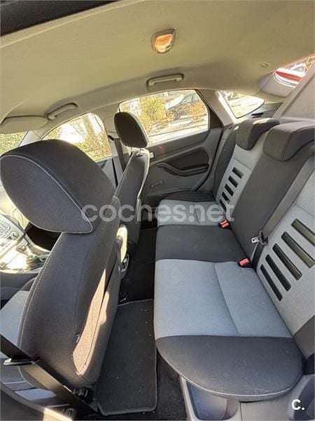 Usado Ford Focus Trend 136 CV (100 kW) 2009 Gris / plata Berlina