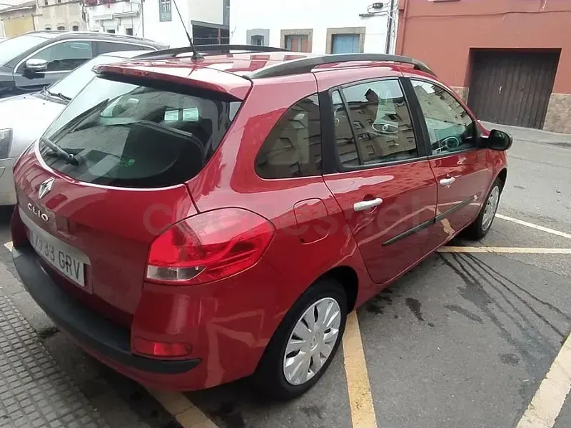 Usado Renault Clio Dynamique 100 CV (73 kW) 2009 Granate Familiar