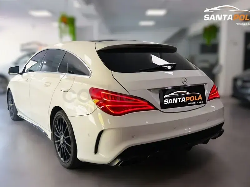 Usado Mercedes CLA220 Shooting Brake AMG line 177 CV (130 kW) 2015 Blanco Familiar