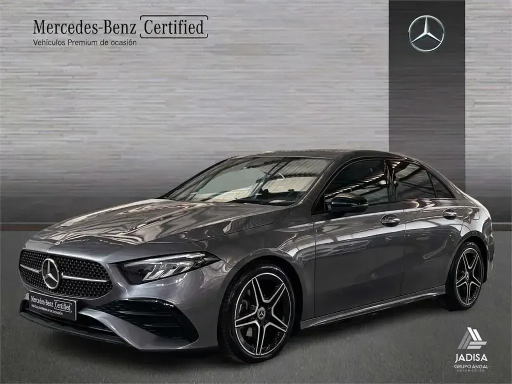 Usado Mercedes A180 136 CV (100 kW) 2025 Negro cosmos Berlina