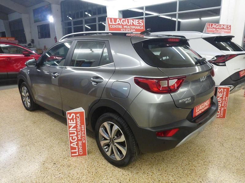 Usado Kia Stonic 100 CV (73 kW) 2024 Gris SUV
