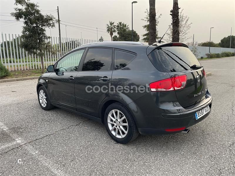 Usado Seat Altea XL Style 105 CV (77 kW) 2010 Gris / plata Monovolumen