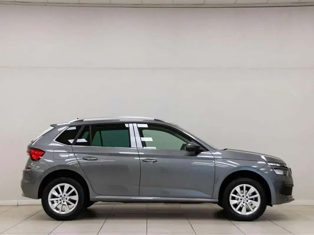 Usado Skoda Kamiq Ambition 110 CV (80 kW) 2023 Gris SUV