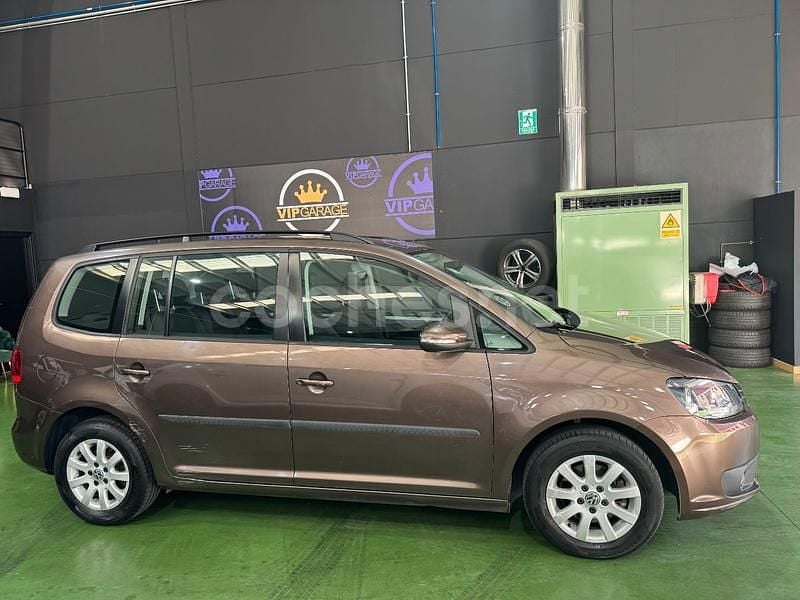 Usado VW Touran Advance 105 CV (77 kW) 2014 Marrón Monovolumen