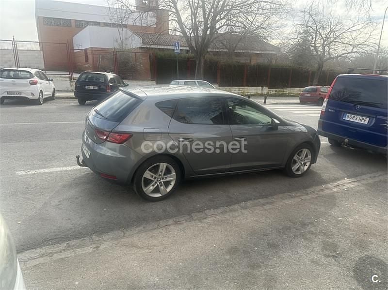 Usado Seat Leon Reference 105 CV (77 kW) 2013 Gris / plata Berlina