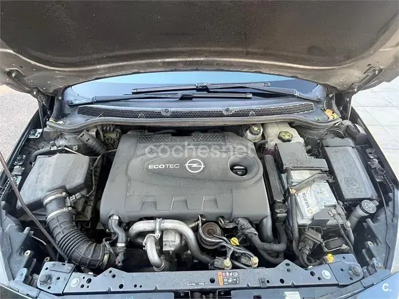 Usado Opel Astra 195 CV (143 kW) 2014 Negro Familiar
