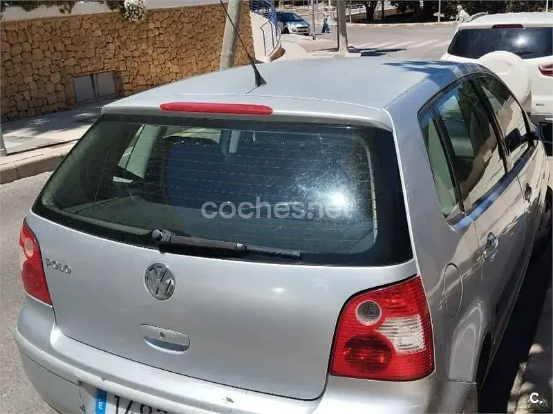 Usado VW Polo Trendline 75 CV (55 kW) 2002 Gris / plata Berlina