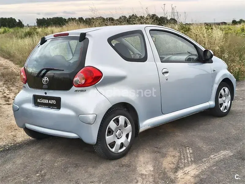 Usado Toyota Aygo 68 CV (50 kW) 2006 Azul Utilitario