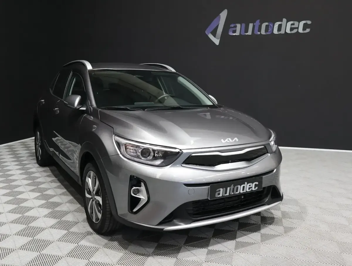 Usado Kia Stonic 100 CV (73 kW) 2025 Gris / plata SUV