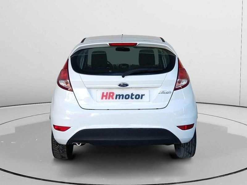 Usado Ford Fiesta 75 CV (55 kW) 2015 Blanco Utilitario