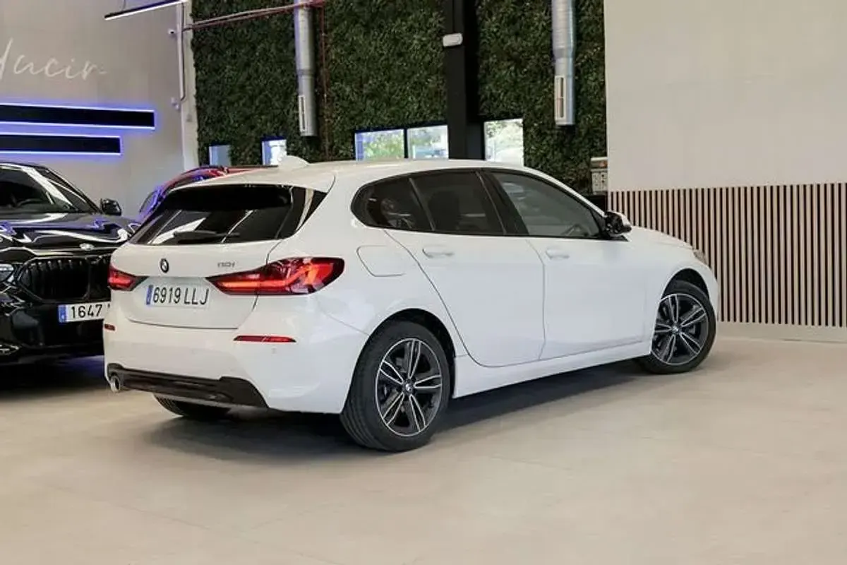 Usado BMW 118 Comfort Edition 140 CV (102 kW) 2020 Blanco Utilitario