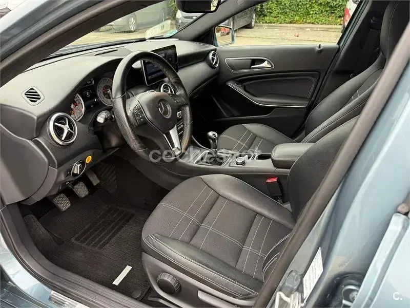 Usado Mercedes A180 Urban 122 CV (89 kW) 2016 Azul Berlina