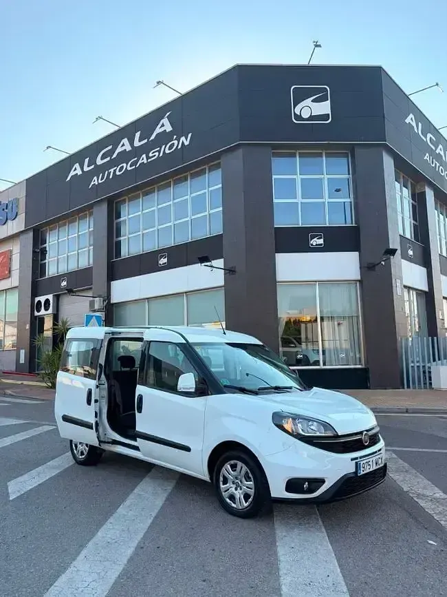 Usado Fiat Doblò 105 CV (77 kW) 2022 Blanco Monovolumen