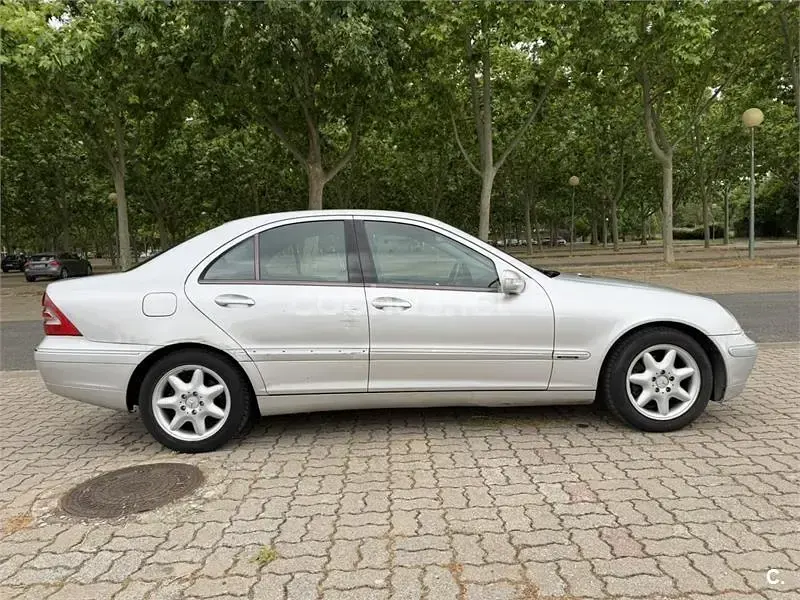 Usado Mercedes C220 Elegance 143 CV (105 kW) 2002 Gris / plata Berlina