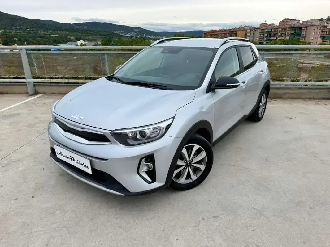 Usado Kia Stonic 101 CV (74 kW) 2022 Plateado SUV