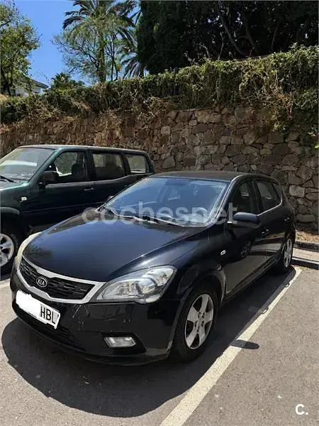 Usado Kia Ceed 115 CV (84 kW) 2011 Negro Utilitario
