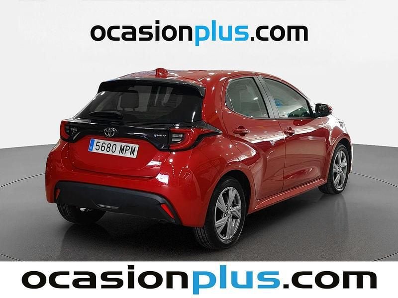 Usado Toyota Yaris Hybrid Active 116 CV (85 kW) 2024 Rojo Utilitario