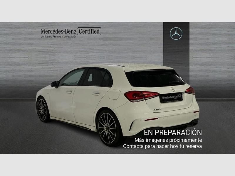 Usado Mercedes A180 AMG line 136 CV (100 kW) 2021 Pintura uni, blanco polar Utilitario