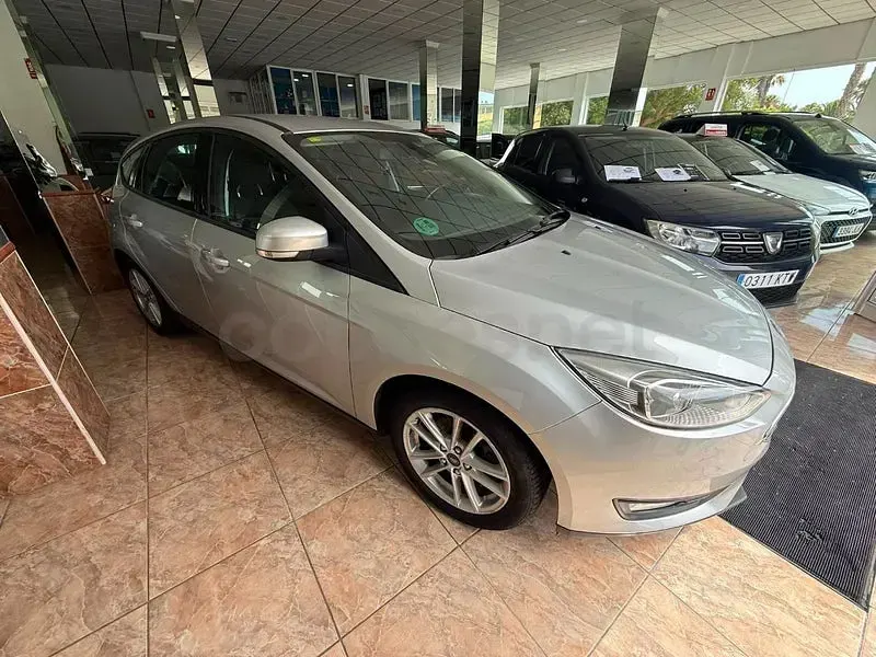 Usado Ford Focus Trend 125 CV (91 kW) 2017 Gris / plata Berlina