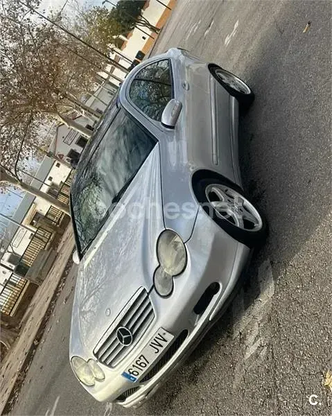 Usado Mercedes C220 143 CV (105 kW) 2002 Gris / plata Berlina