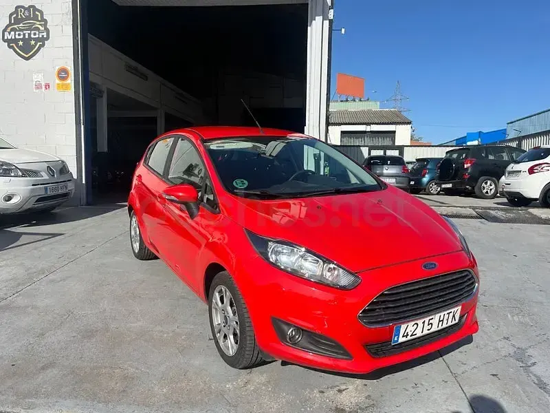 Usado Ford Fiesta Trend 82 CV (60 kW) 2013 Rojo Berlina