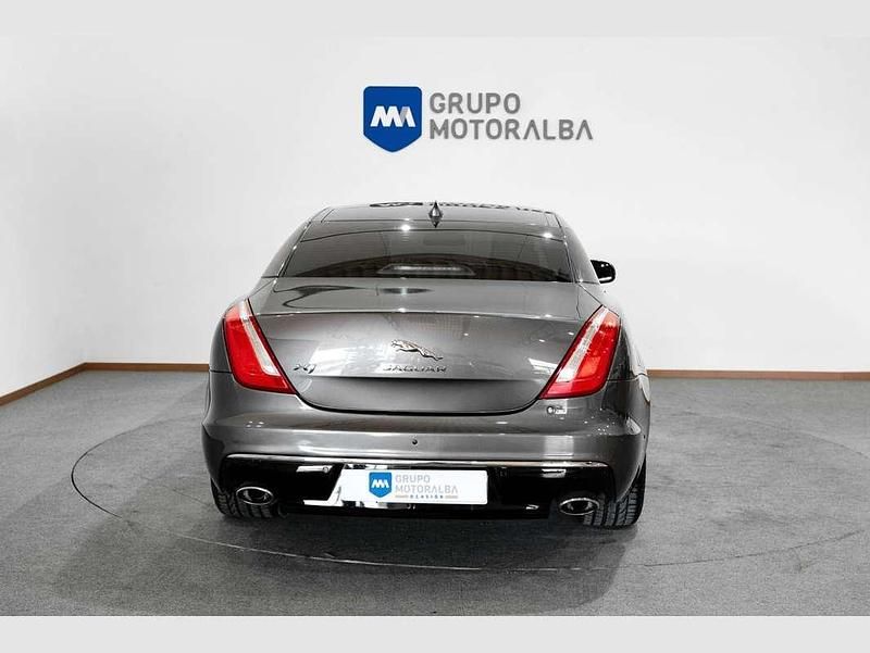 Usado Jaguar XJ Premium Luxury 275 CV (202 kW) 2016 Gris Berlina